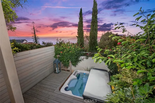 a view of a yard with plants