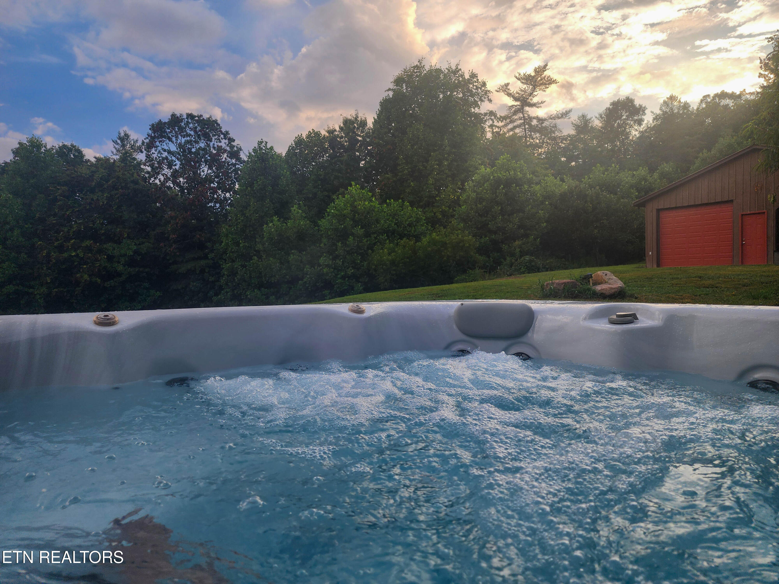 805 Punkton Road Del Rio, TN 37727 - Photo 4 of 53 Hot tub
