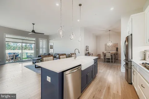 a large kitchen with kitchen island a large island in it