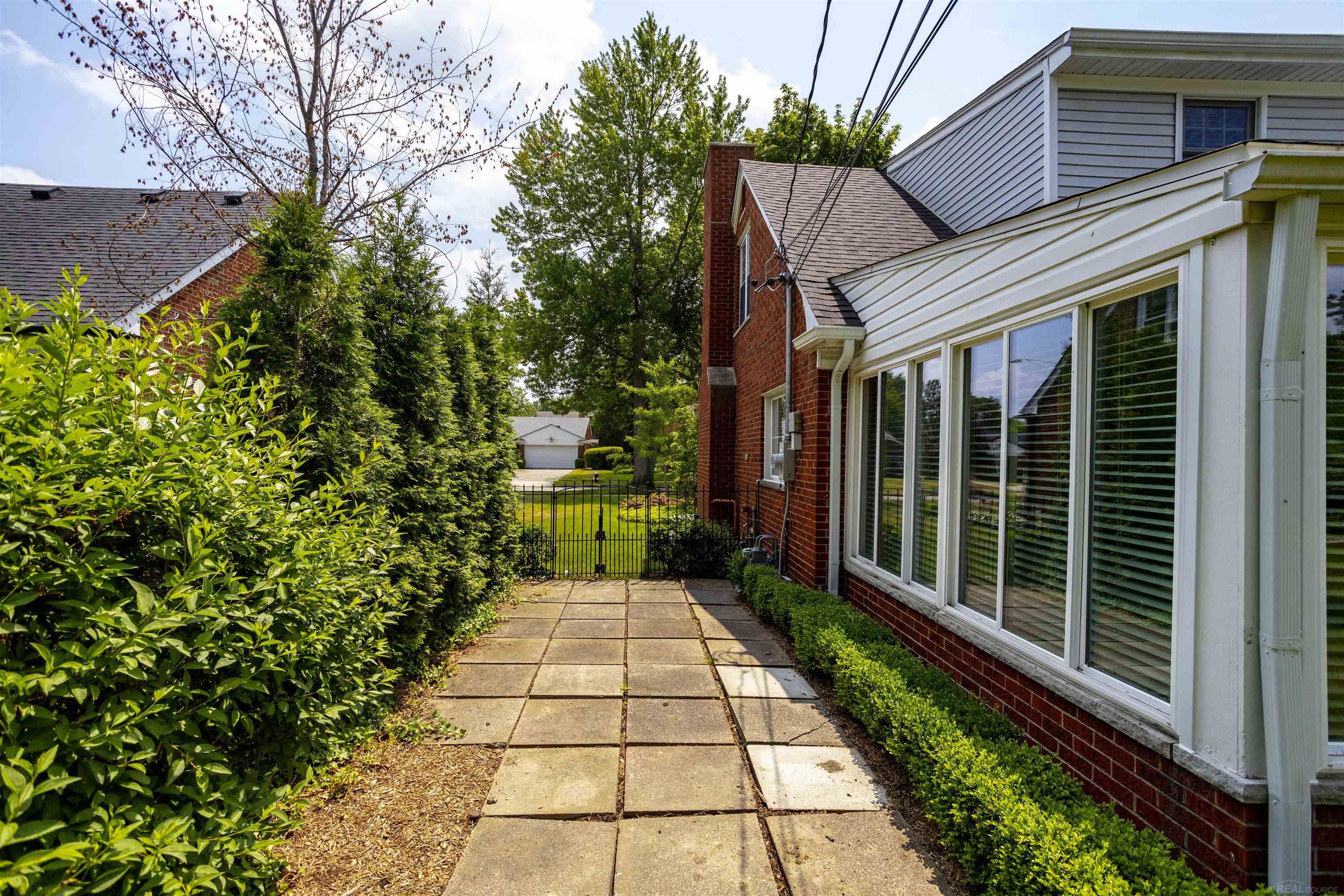 70 Hampton Road Grosse Pointe, MI 48236 - Photo 48 of 56 50112553-47.JPG