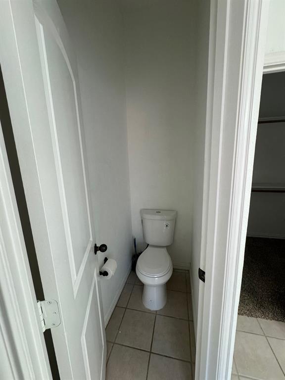 6611 Rockdale Road Fort Worth, TX 76134 - Photo 21 of 32 a bathroom with a toilet and a potted plant