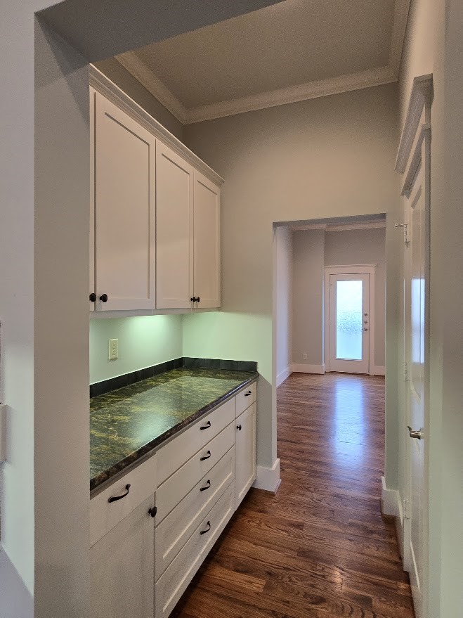 4109 Allen Street Houston, TX 77007 - Photo 17 of 42 Butler's pantry allows for extra storage and prep space for entertaining. Loacted just across from walk-in panrty.