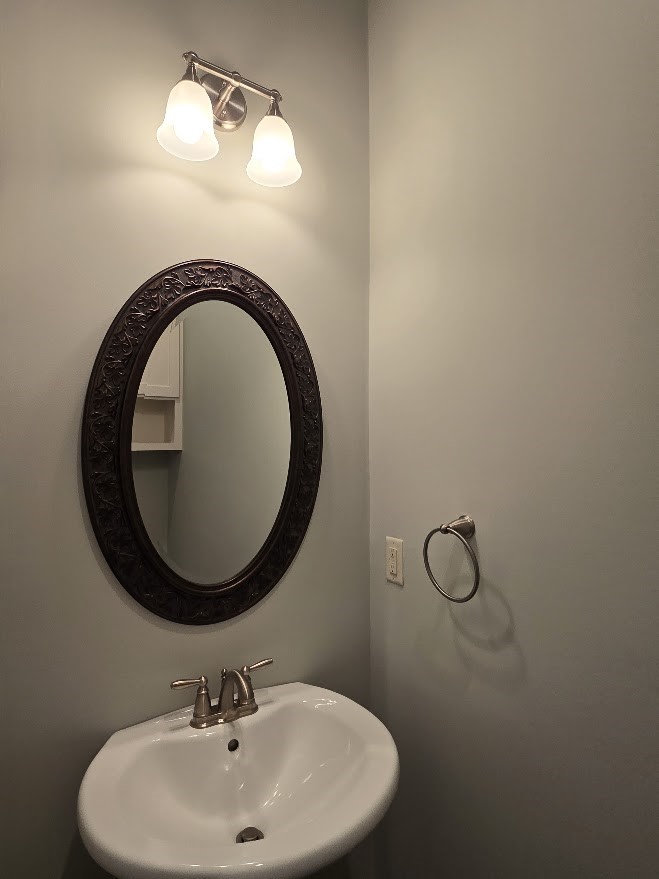 4109 Allen Street Houston, TX 77007 - Photo 20 of 42 Powder bath (half bath) located on 2nd floor.