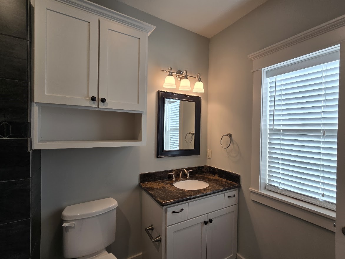4109 Allen Street Houston, TX 77007 - Photo 23 of 42 Ensuite full bathroom in 3rd floor bedroom.