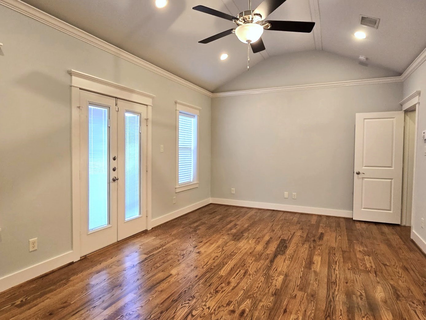 4109 Allen Street Houston, TX 77007 - Photo 26 of 42 Another view of the primary bedroom suite.