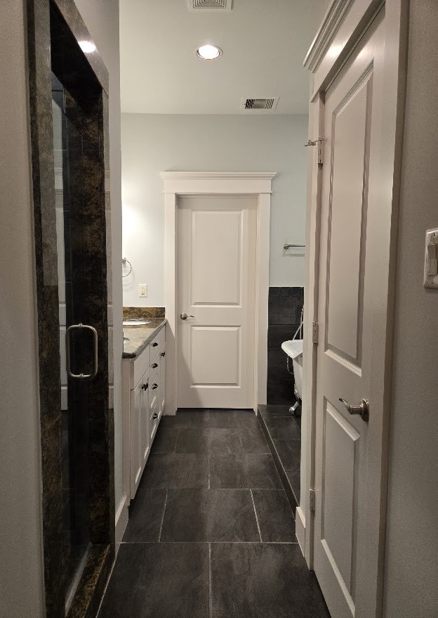 4109 Allen Street Houston, TX 77007 - Photo 29 of 42 Primary bedroom's en-suite full bathroom.