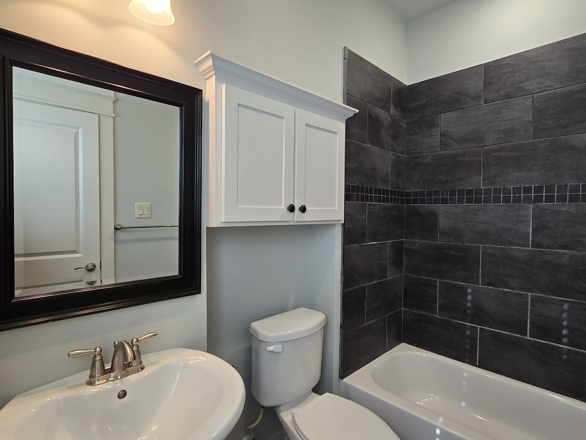 4109 Allen Street Houston, TX 77007 - Photo 6 of 42 1st floor bedroom's ensuite full bathroom.