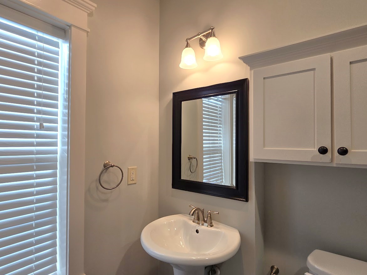 4109 Allen Street Houston, TX 77007 - Photo 7 of 42 1st floor bedroom's ensuite full bathroom.