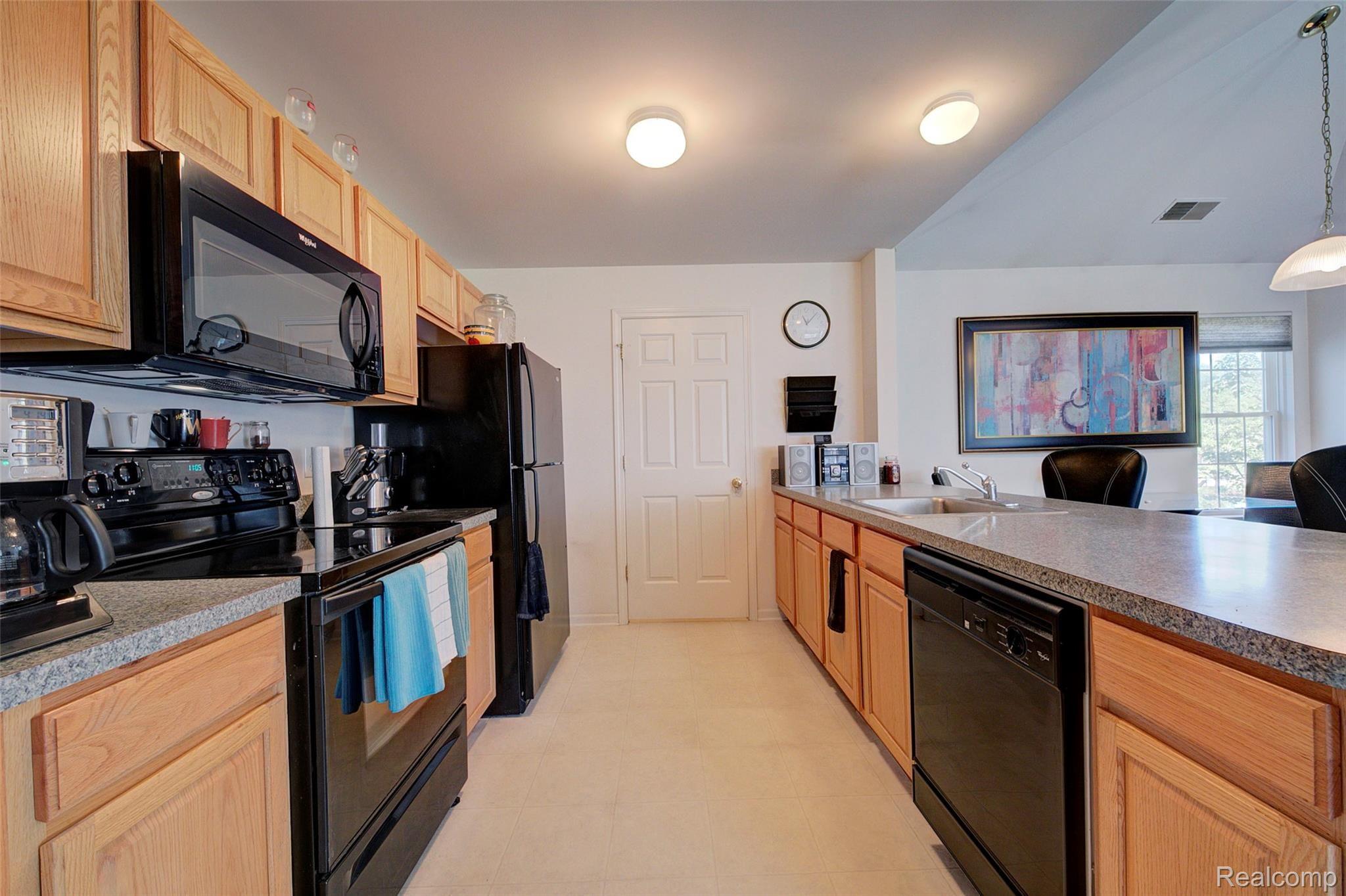 1107 Rial Lake Drive Howell, MI 48843 - Photo 5 of 15 4H8A7640_1_2.jpg