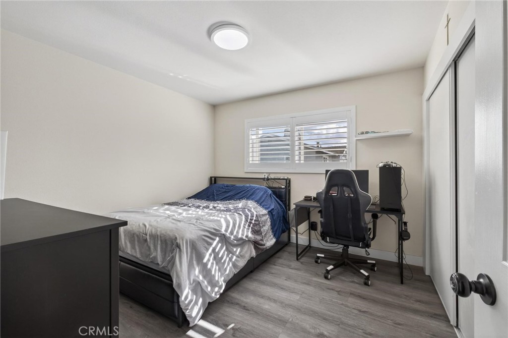 910 East Meadbrook Street Carson, CA 90746 - Photo 30 of 39 a bedroom that has a bed and a chair in it