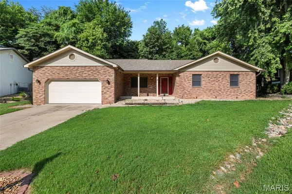 $340,000 | 8 Oak Leaf Circle, Collinsville, IL 62234