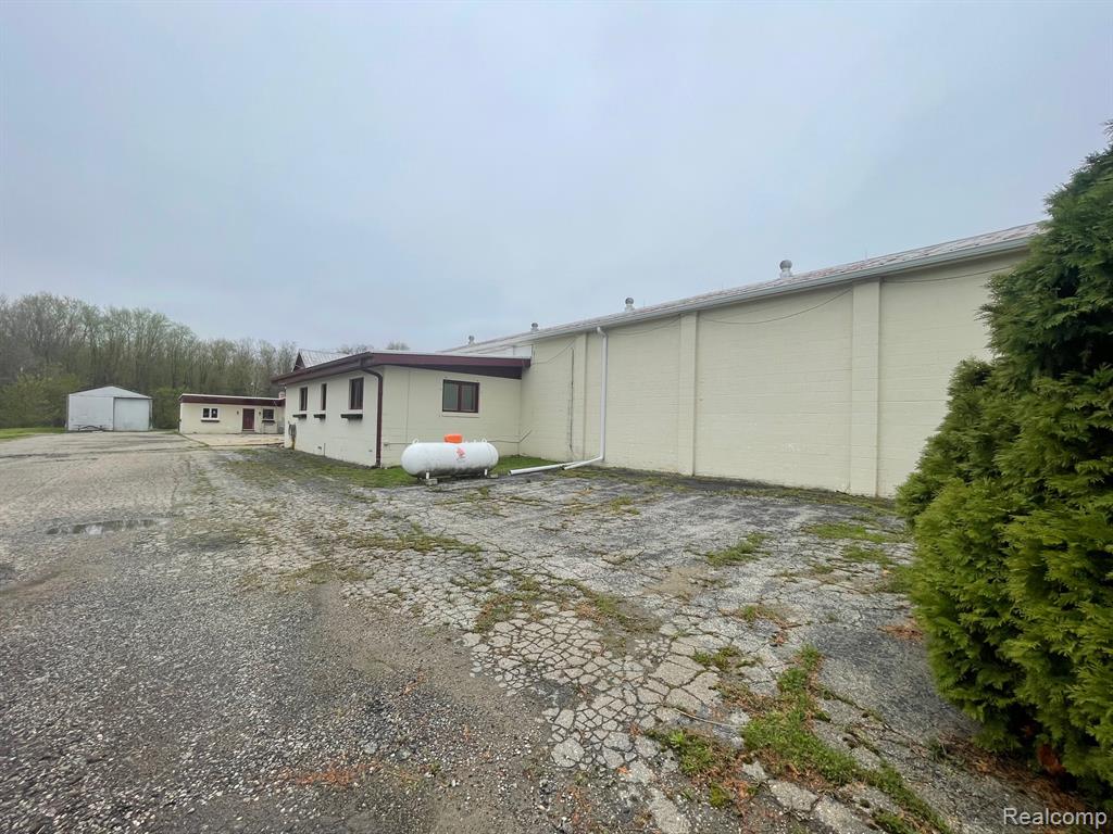 8261 Fenton Road Grand Blanc, MI 48439 - Photo 4 of 24