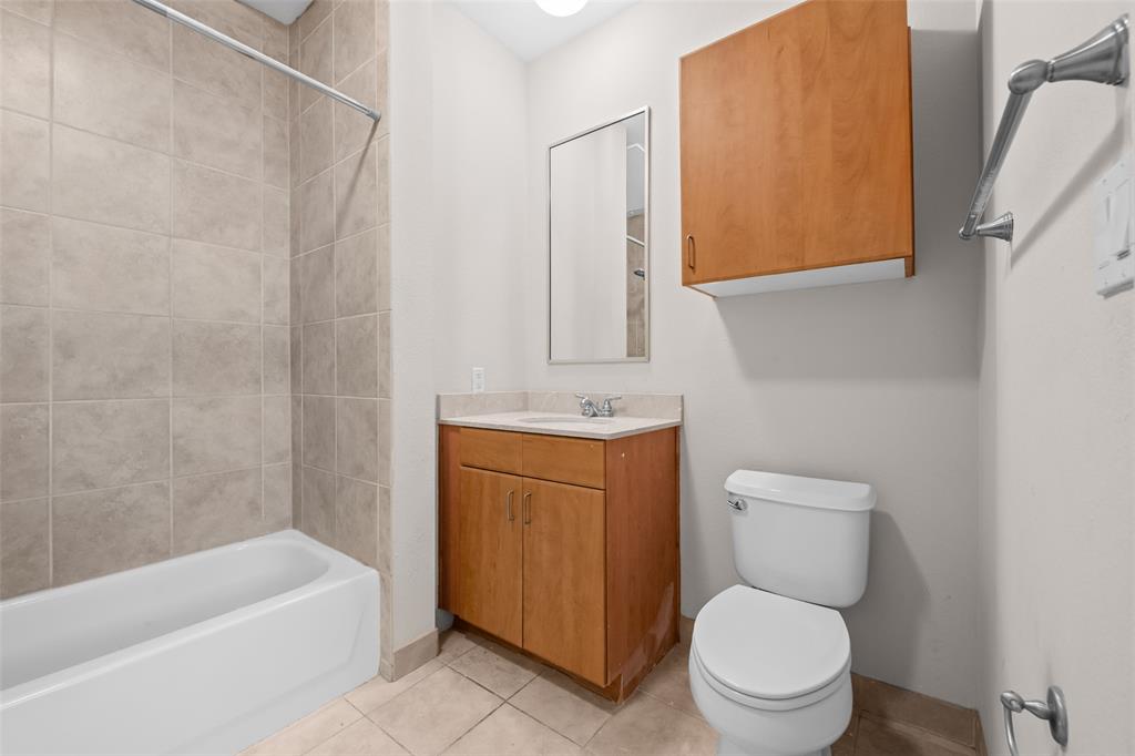 6927 Sumner Street, Unit 6927 The Colony, TX 75056 - Photo 17 of 22 a bathroom with a sink a toilet and bathtub