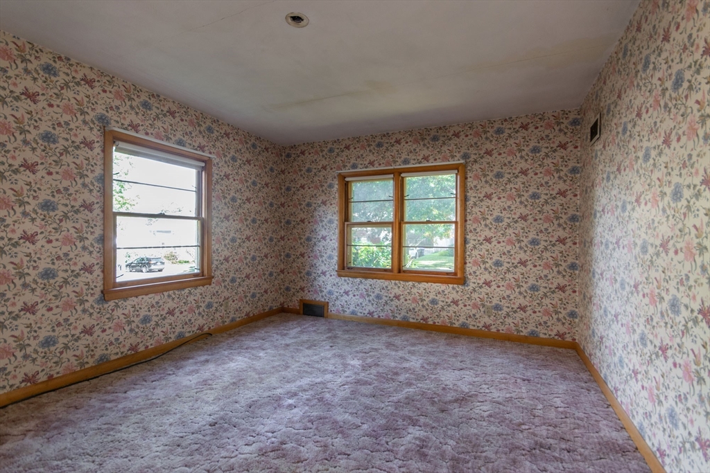 182 Dayton Street Springfield, MA 01118 - Photo 20 of 30 an empty room with a window