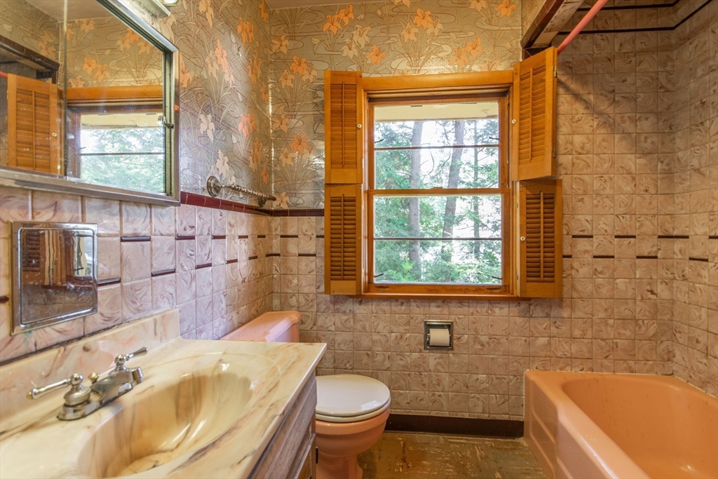 182 Dayton Street Springfield, MA 01118 - Photo 26 of 30 a bathroom with a sink and a bathtub