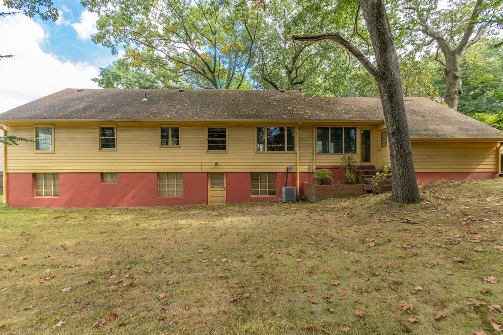 182 Dayton Street Springfield, MA 01118 - Photo 4 of 30 a front view of a house with yard