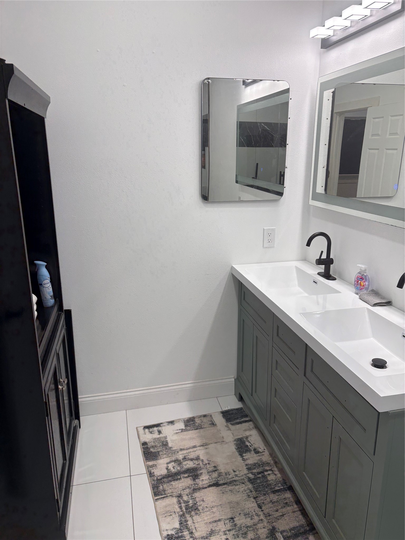 1820 North MacGregor Way Houston, TX 77023 - Photo 10 of 35 a bathroom with 2 sink and a mirror