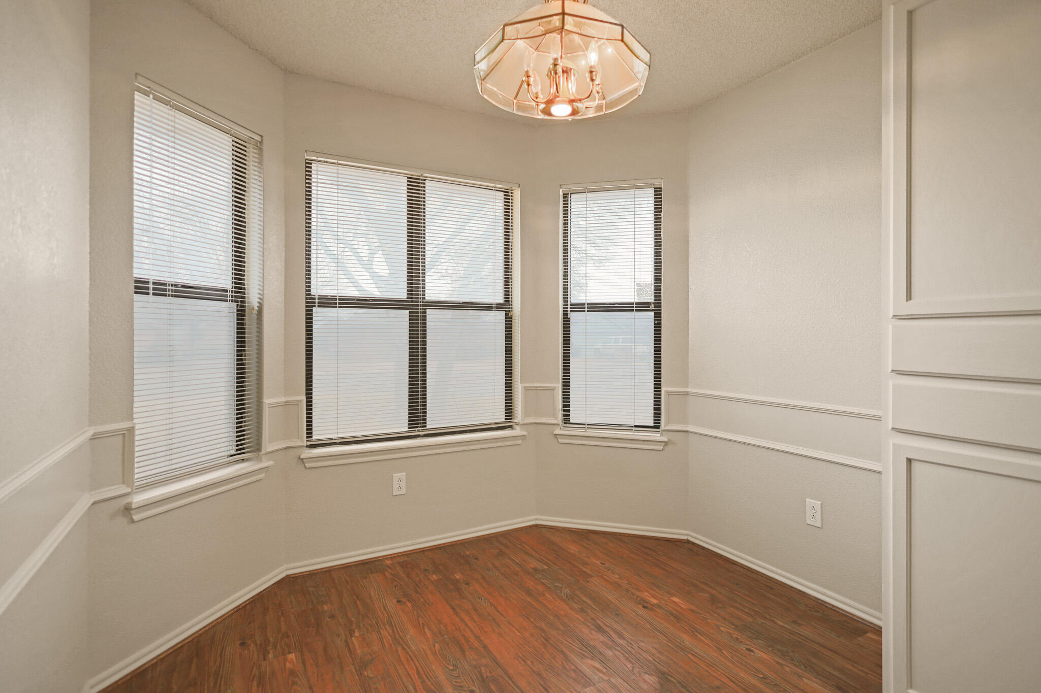 2214 94th Street Lubbock, TX 79423 - Photo 19 of 41 an empty room with windows
