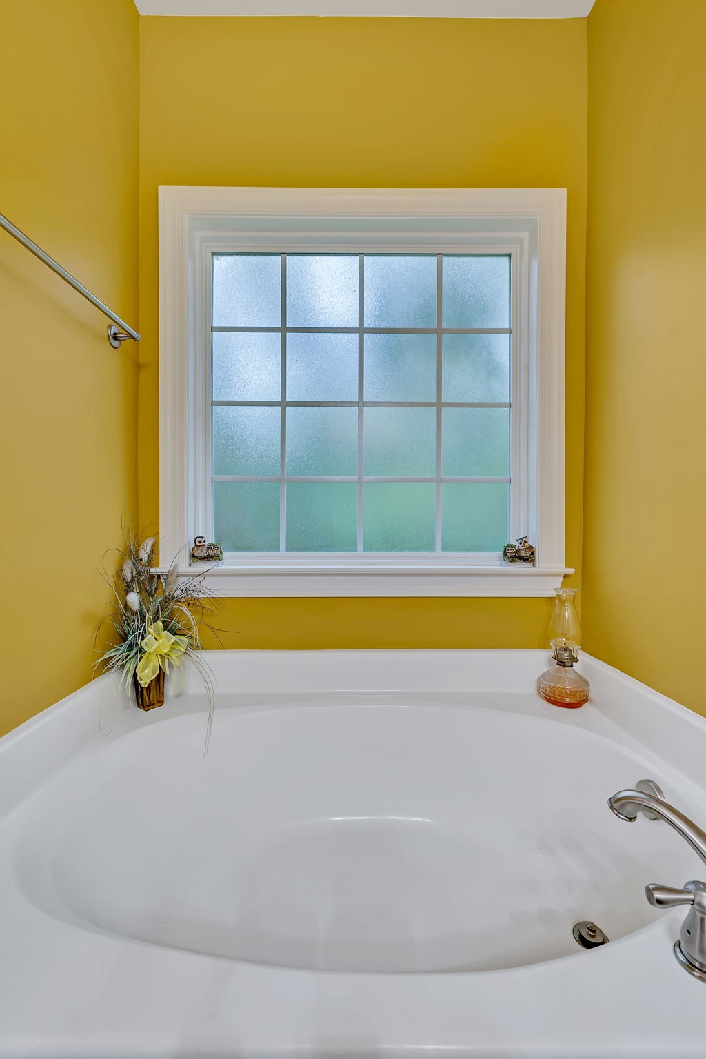 573 Summit Way Mount Juliet, TN 37122 - Photo 18 of 37 a bathroom with a bathtub and shower