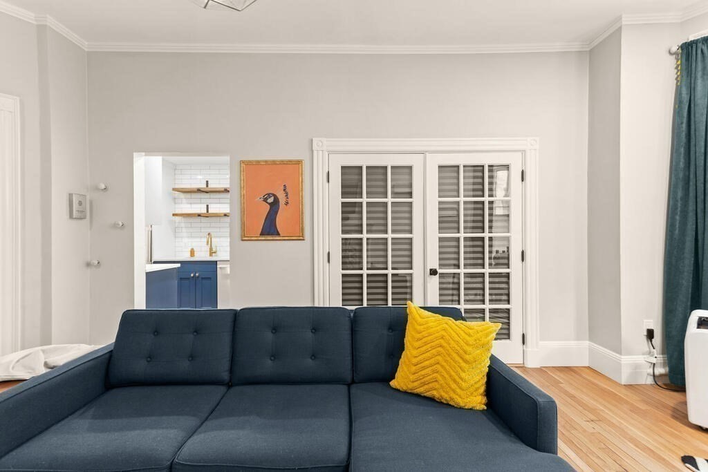 473 Beacon Street, Unit 5 Boston, MA 02115 - Photo 8 of 21 a living room with furniture and a window