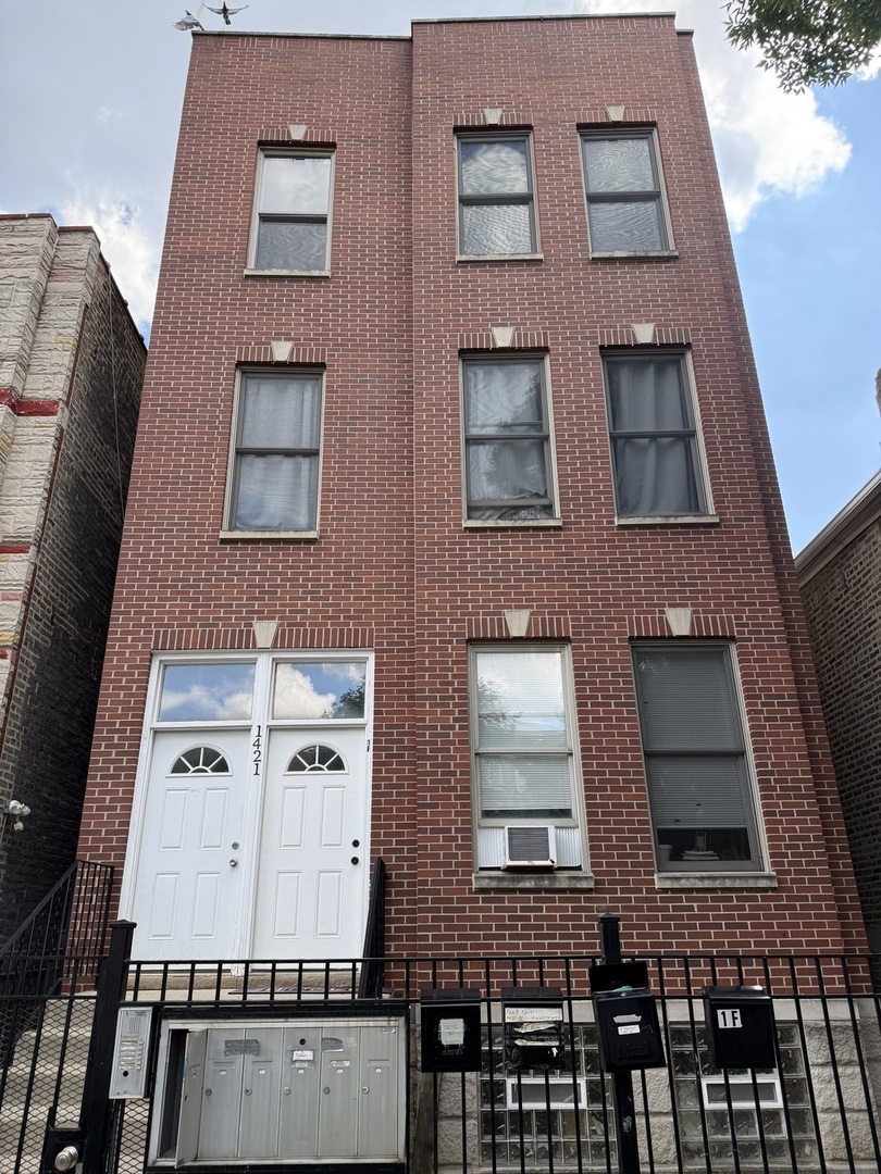 1421 North Rockwell Street, Unit 3R Chicago, IL 60622 - Photo 1 of 8 a front view of a building