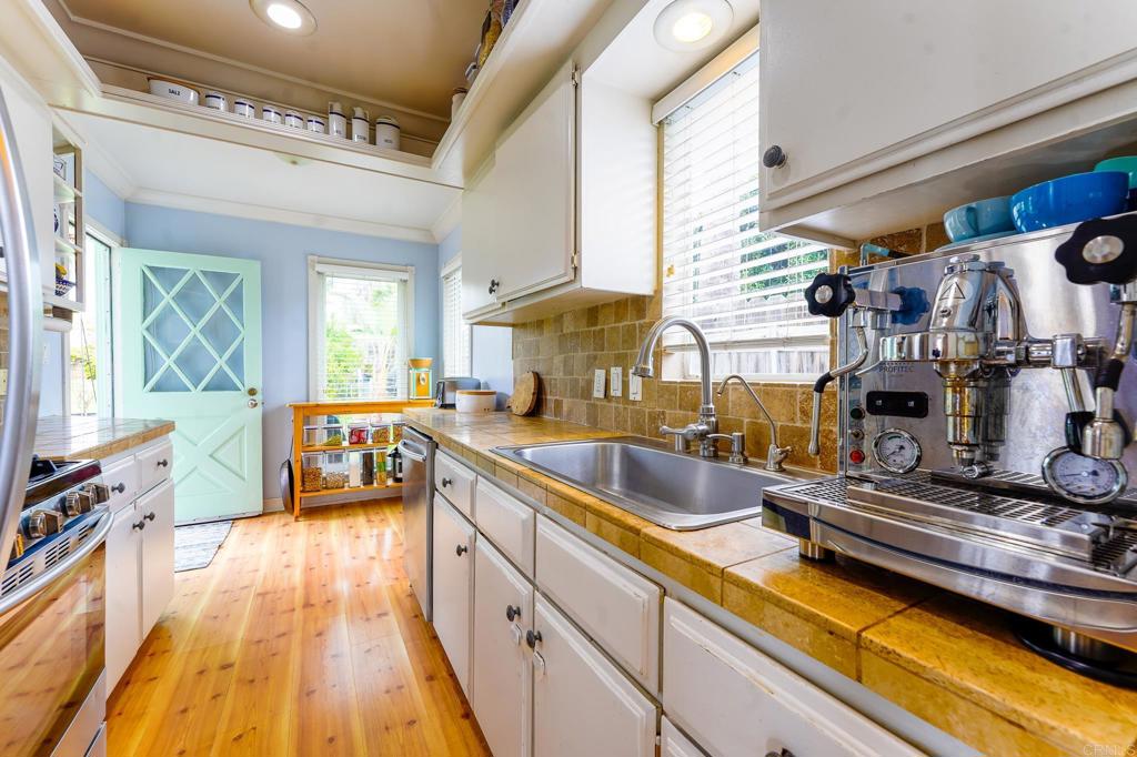 1043 Aloha Drive Encinitas, CA 92024 - Photo 15 of 27 a very nice looking room with a large window