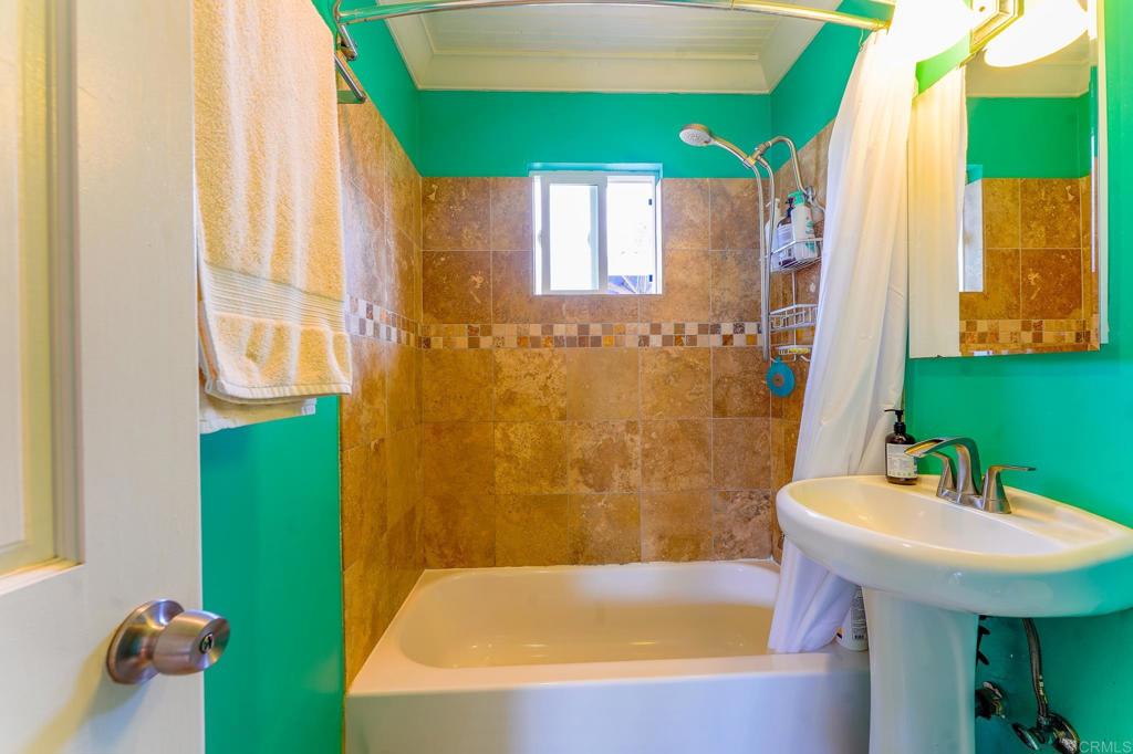 1043 Aloha Drive Encinitas, CA 92024 - Photo 23 of 27 a bathroom with a sink and a bathtub