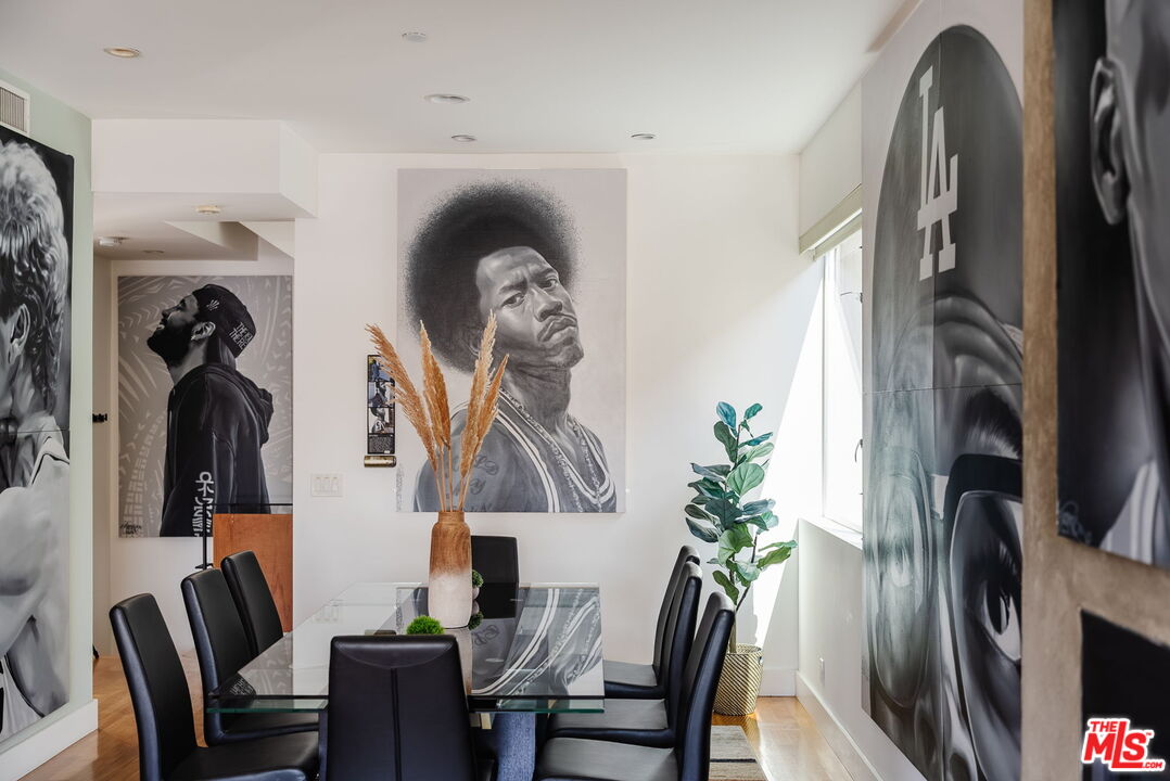 302 South Venice Boulevard Venice, CA 90291 - Photo 15 of 46 a view of a dining room with furniture