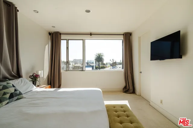 $1,999,000 | 302 South Venice Boulevard, Venice, CA 90291