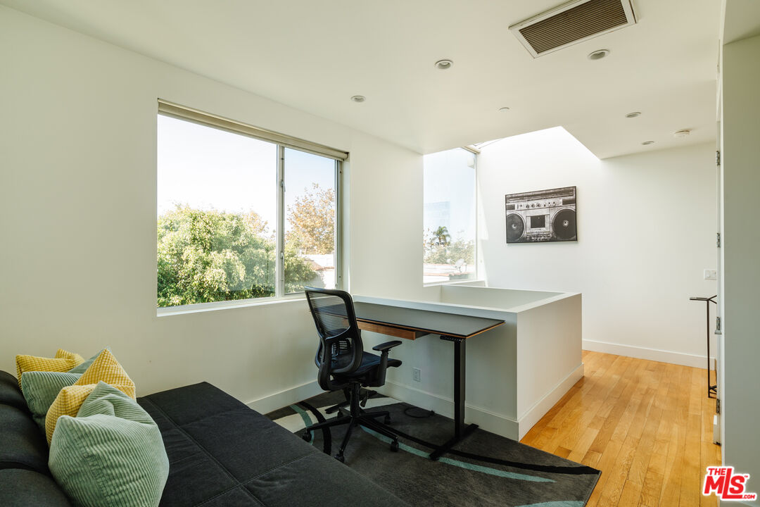 302 South Venice Boulevard Venice, CA 90291 - Photo 21 of 46 a view of a workspace with furniture and a window