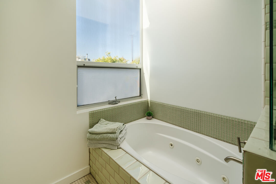 302 South Venice Boulevard Venice, CA 90291 - Photo 22 of 40