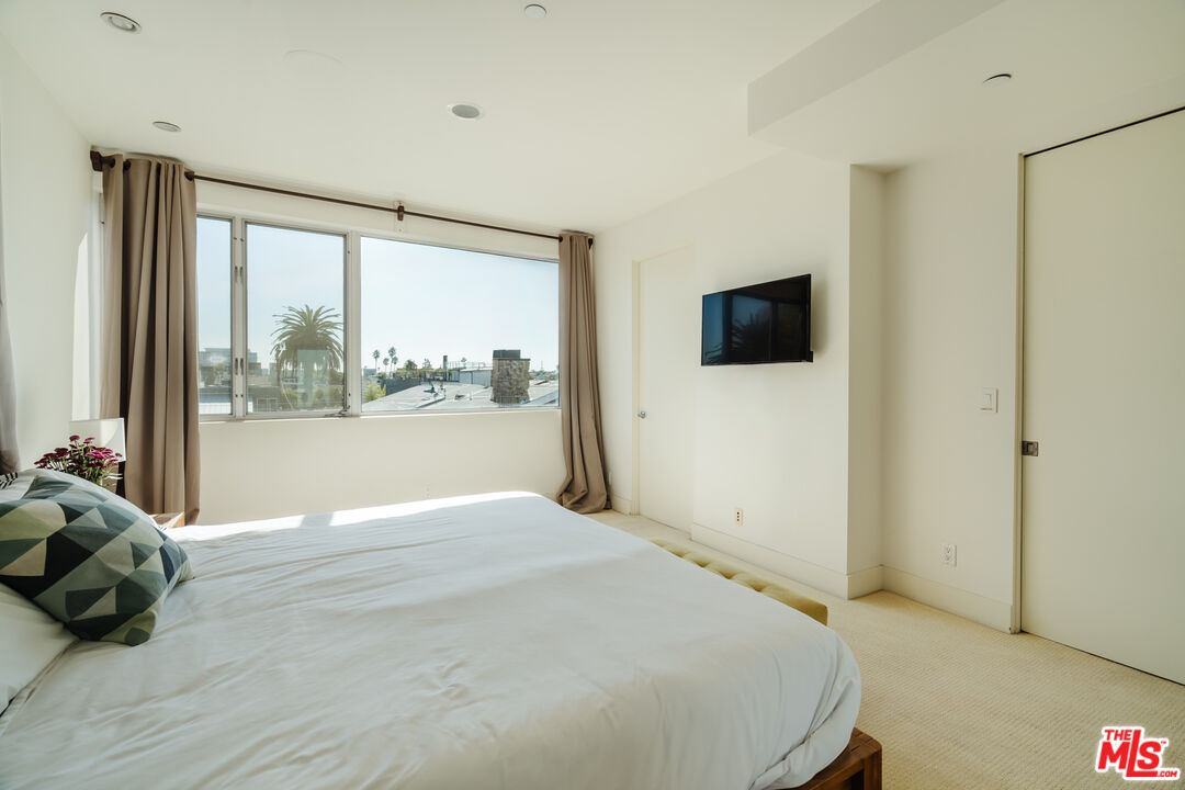 302 South Venice Boulevard Venice, CA 90291 - Photo 25 of 46 a bed room with a bed and a large window