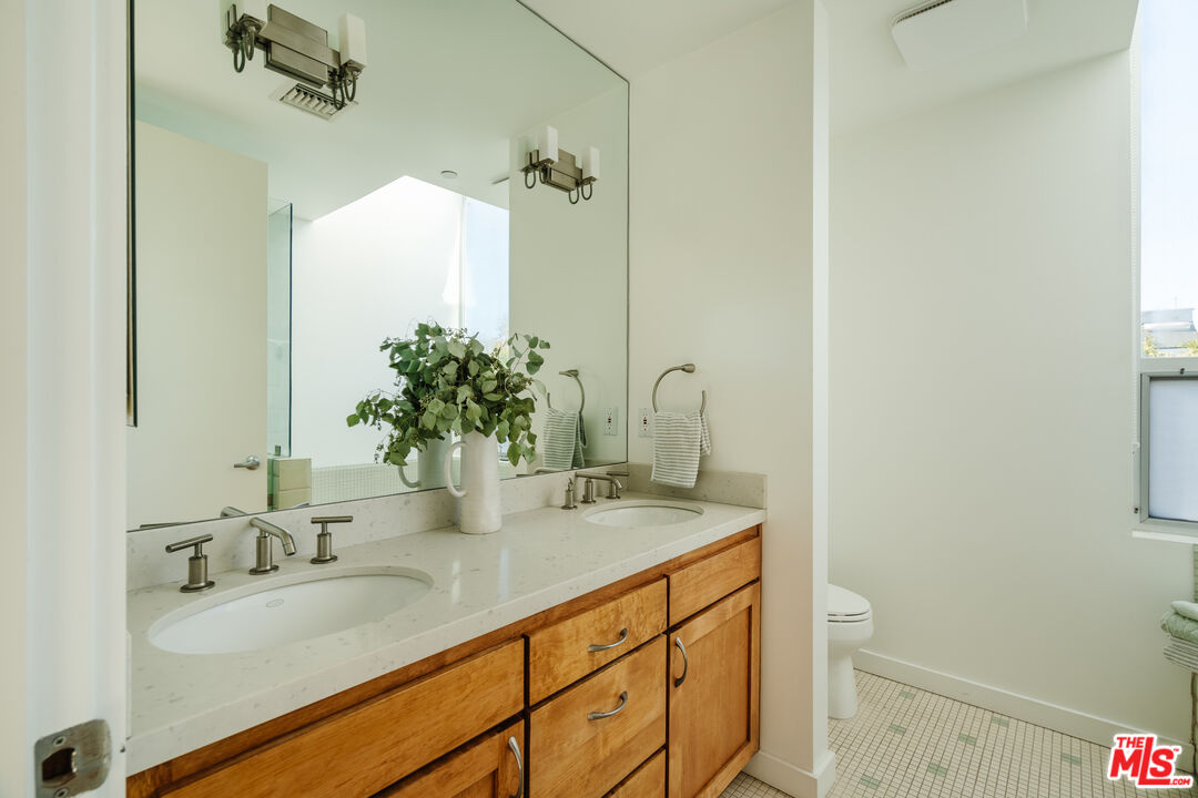 302 South Venice Boulevard Venice, CA 90291 - Photo 26 of 46 a bathroom with a sink and a mirror