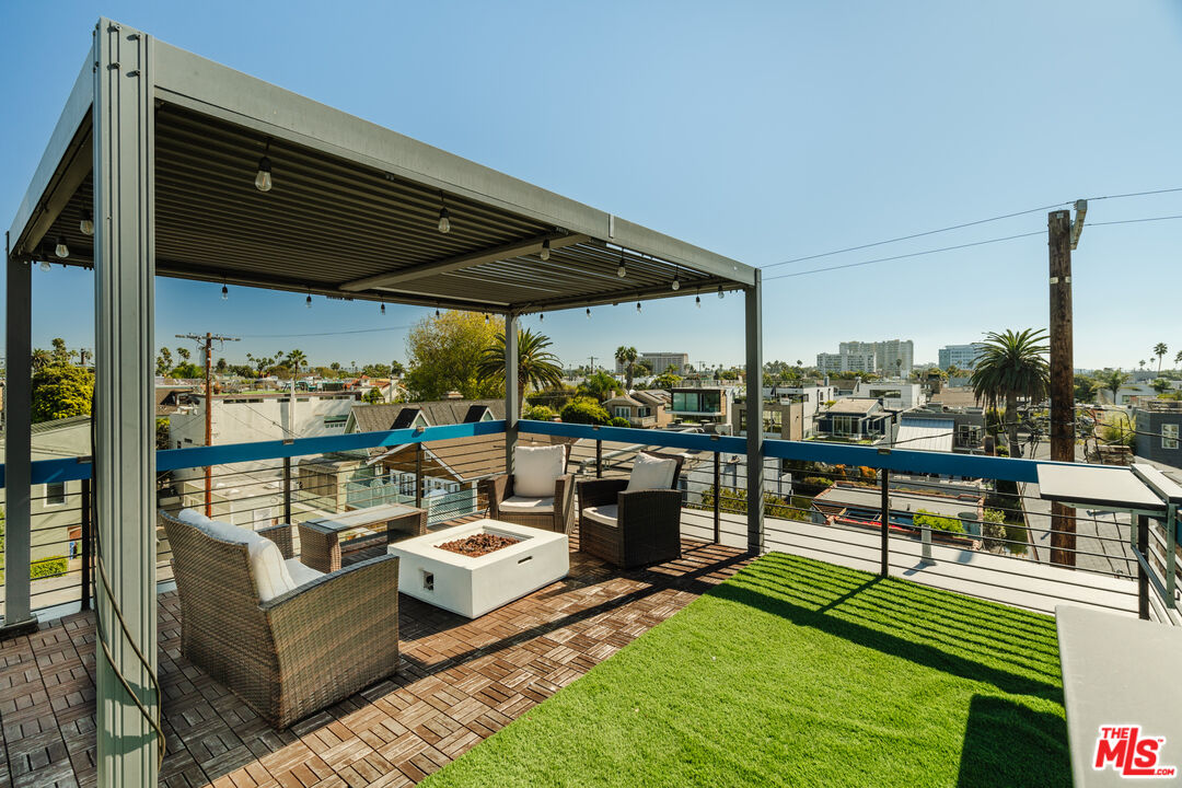 302 South Venice Boulevard Venice, CA 90291 - Photo 33 of 46 a view of a terrace with couches and pool