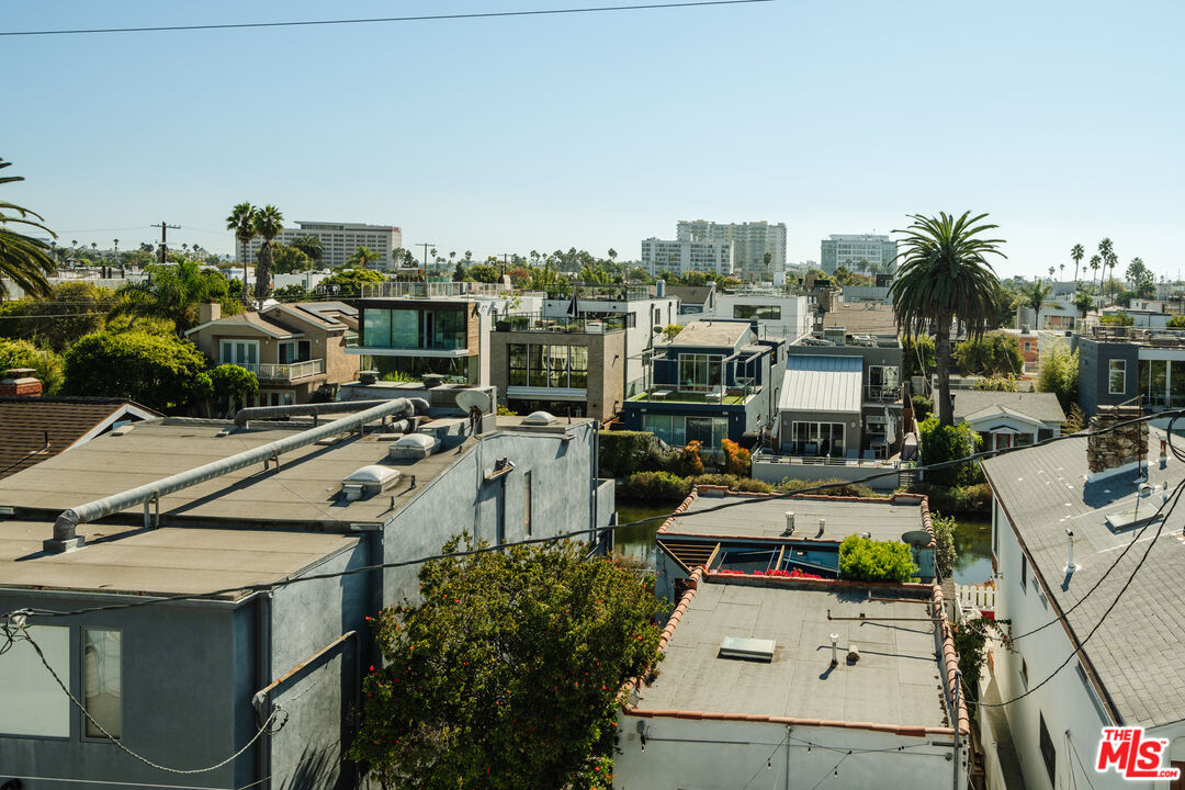 302 South Venice Boulevard Venice, CA 90291 - Photo 37 of 46 a picture of city view