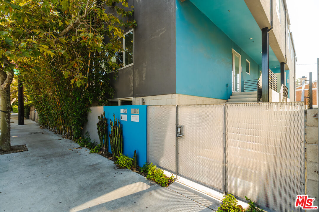 302 South Venice Boulevard Venice, CA 90291 - Photo 41 of 46 a utility room with trees