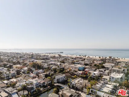 $1,999,000 | 302 South Venice Boulevard, Venice, CA 90291