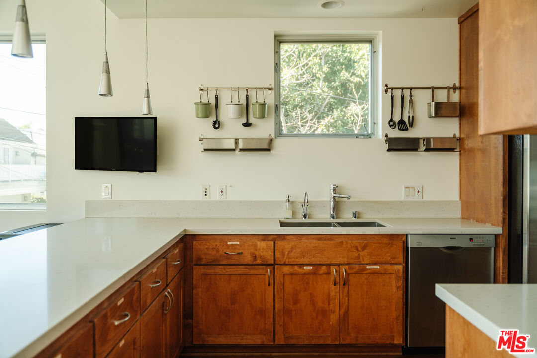 302 South Venice Boulevard Venice, CA 90291 - Photo 7 of 40