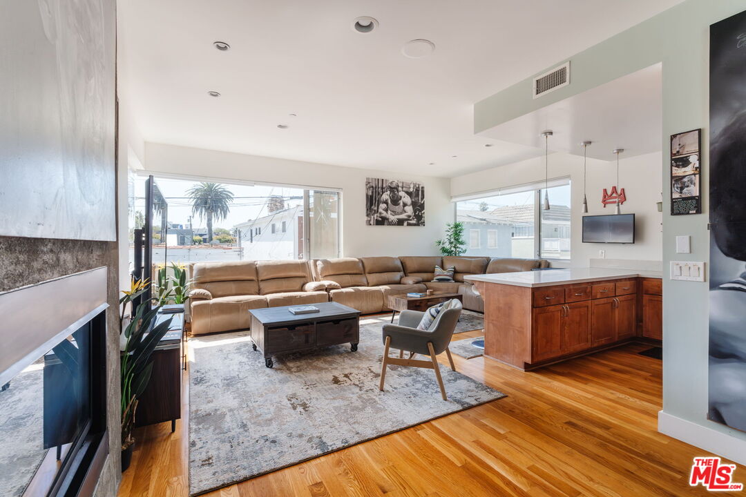 302 South Venice Boulevard Venice, CA 90291 - Photo 7 of 46 a living room with furniture a rug and a window