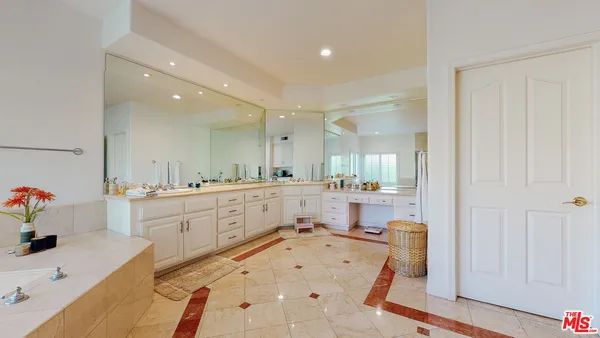 $15,950 | 4950 Densmore Avenue, Encino, CA 91436