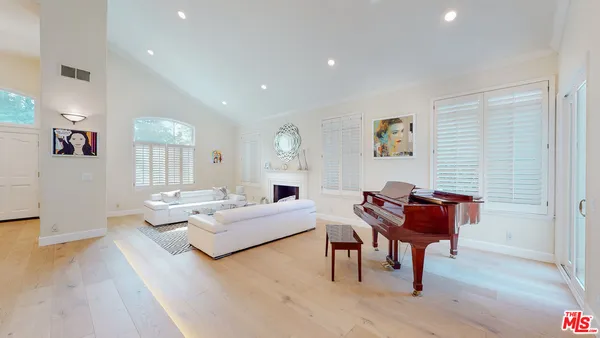 $15,950 | 4950 Densmore Avenue, Encino, CA 91436