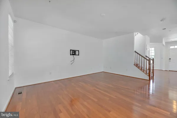 a view of empty room with window