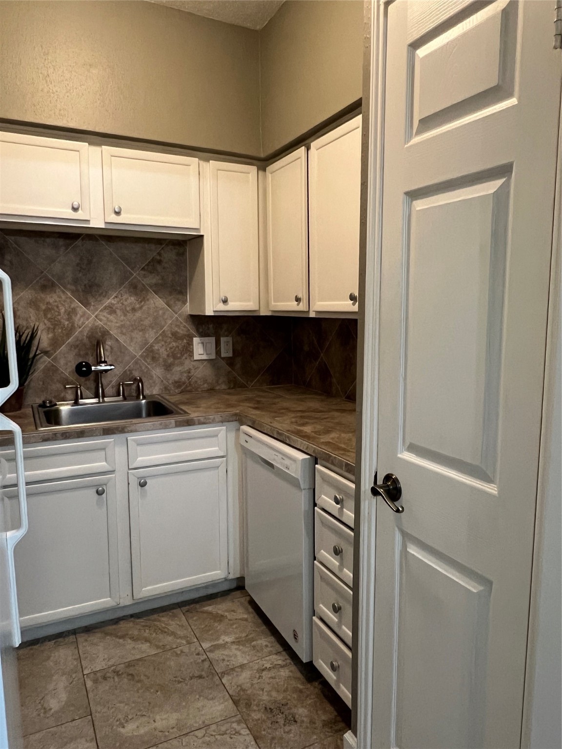 2100 Tanglewilde Street, Unit 455 Houston, TX 77063 - Photo 13 of 37 A quaint kitchen with crisp white cabinets, and pretty countertops provides storage space and prep space too!