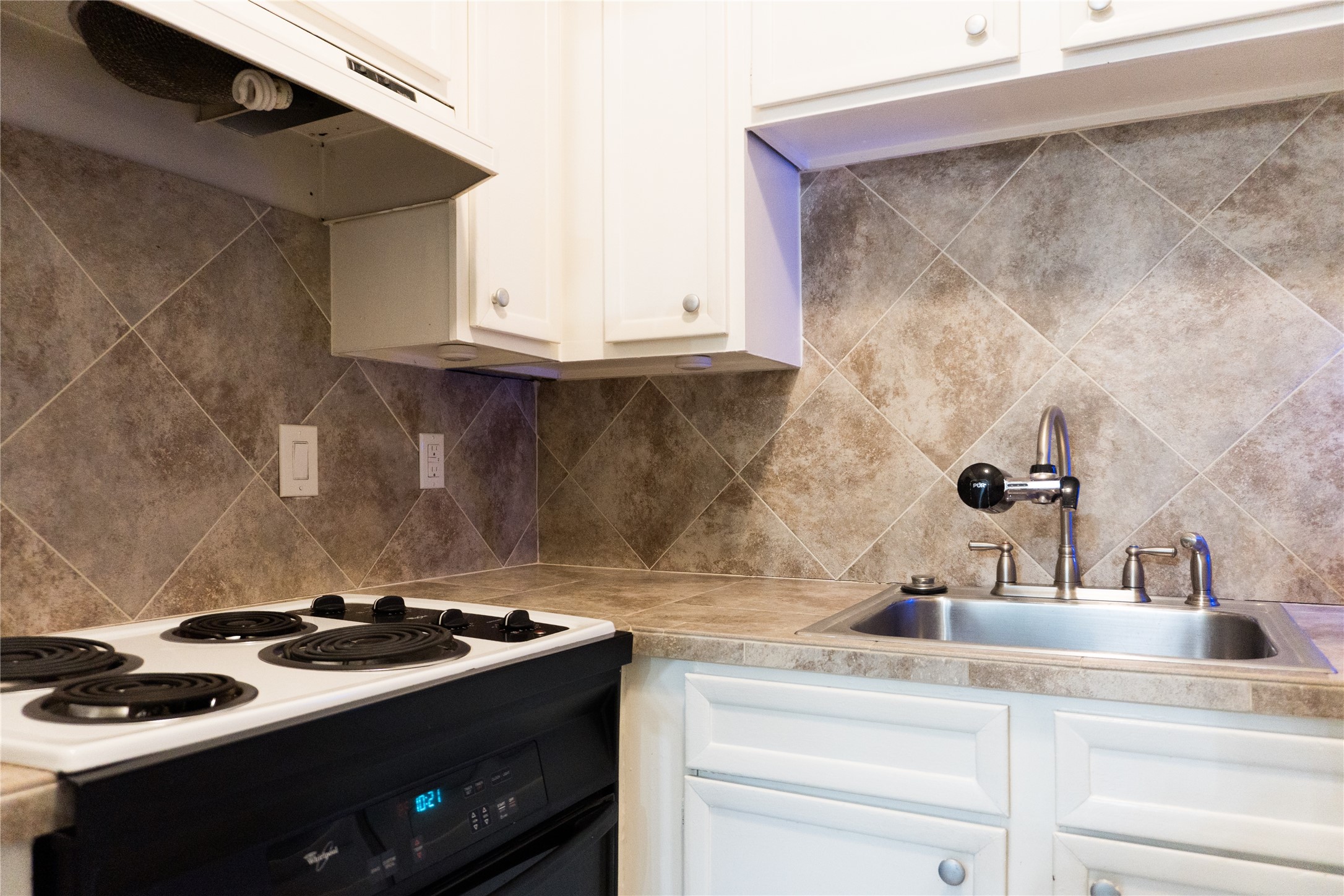 2100 Tanglewilde Street, Unit 455 Houston, TX 77063 - Photo 14 of 37 A full-sized range is ready to help you prepare meals!