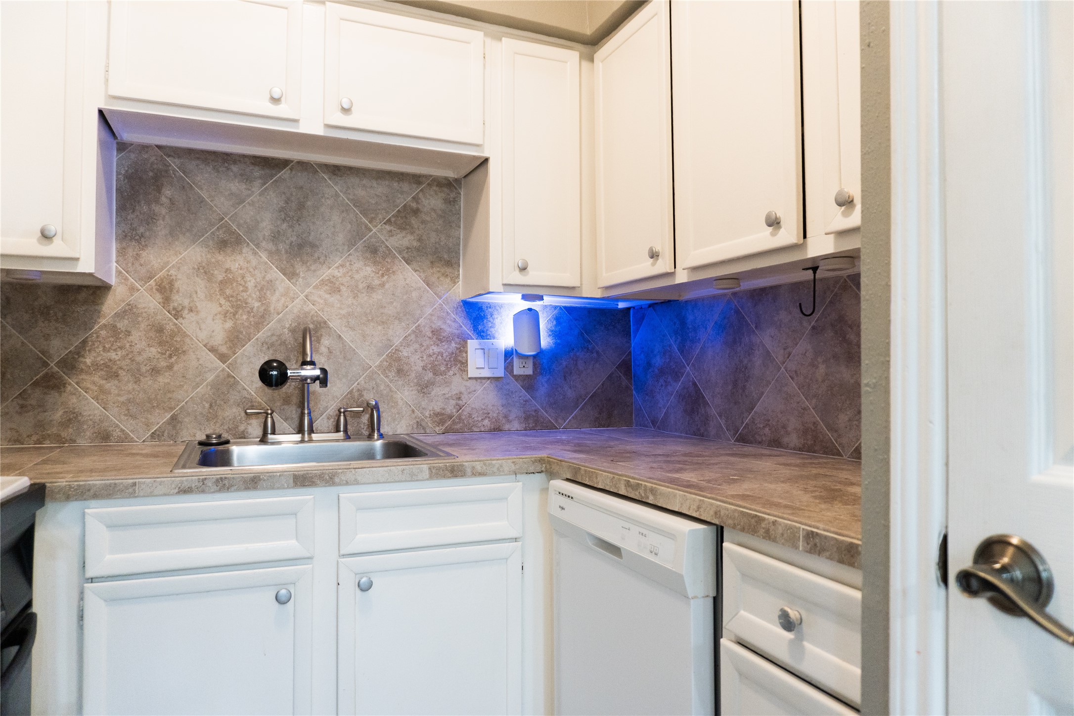 2100 Tanglewilde Street, Unit 455 Houston, TX 77063 - Photo 15 of 37 The bright cabinets offer lots of storage space.