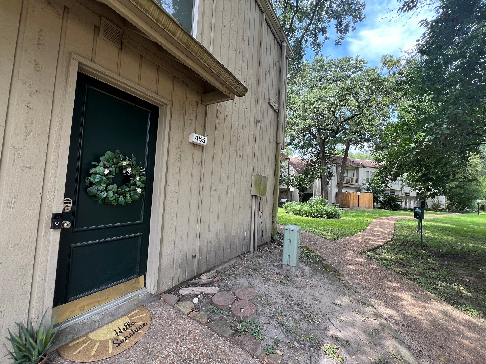 2100 Tanglewilde Street, Unit 455 Houston, TX 77063 - Photo 2 of 37 A charming front door welcomes your guest as they enter the home!