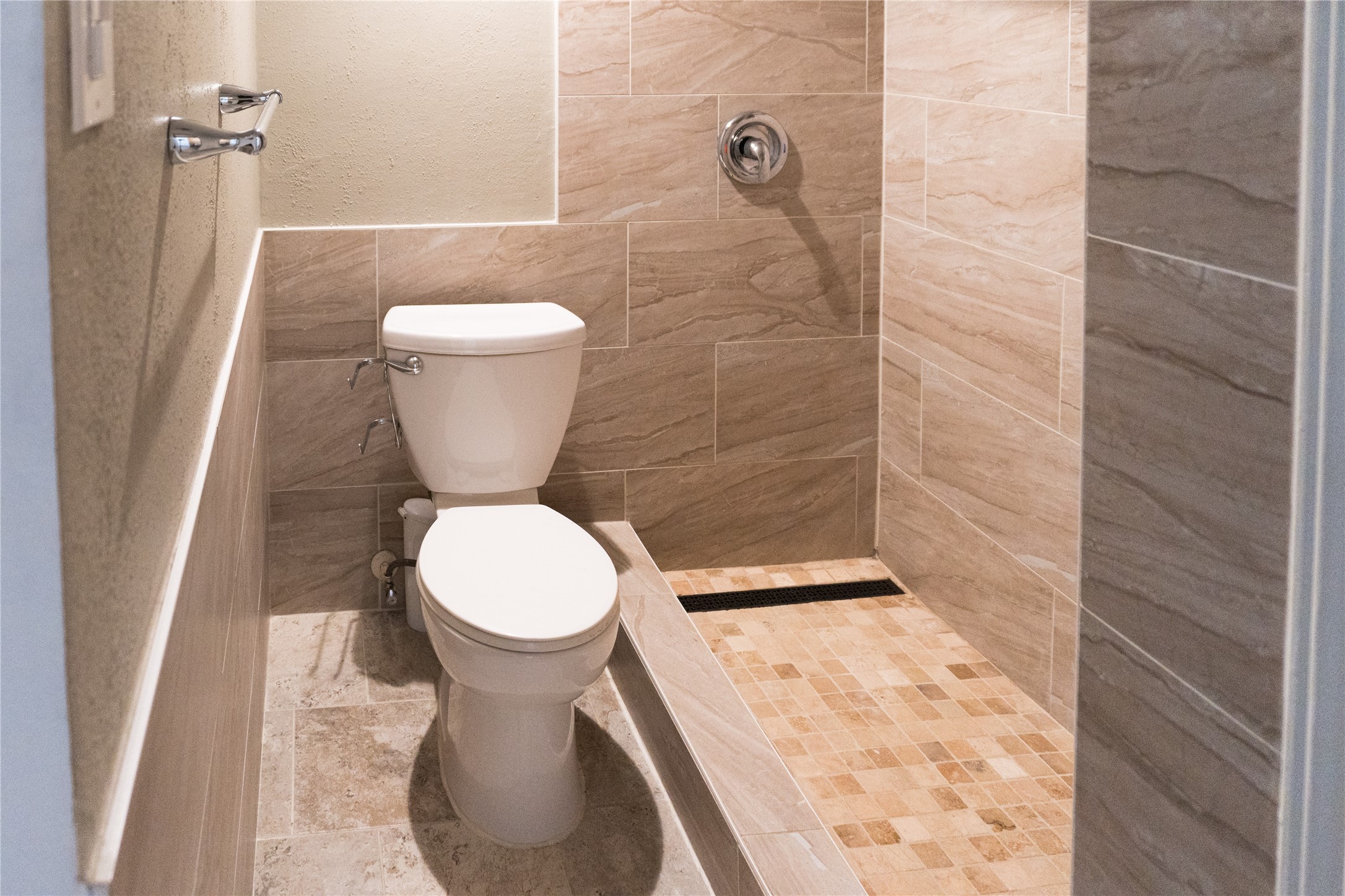 2100 Tanglewilde Street, Unit 455 Houston, TX 77063 - Photo 20 of 37 A full-sized shower with tile surround is so easy to maintain!