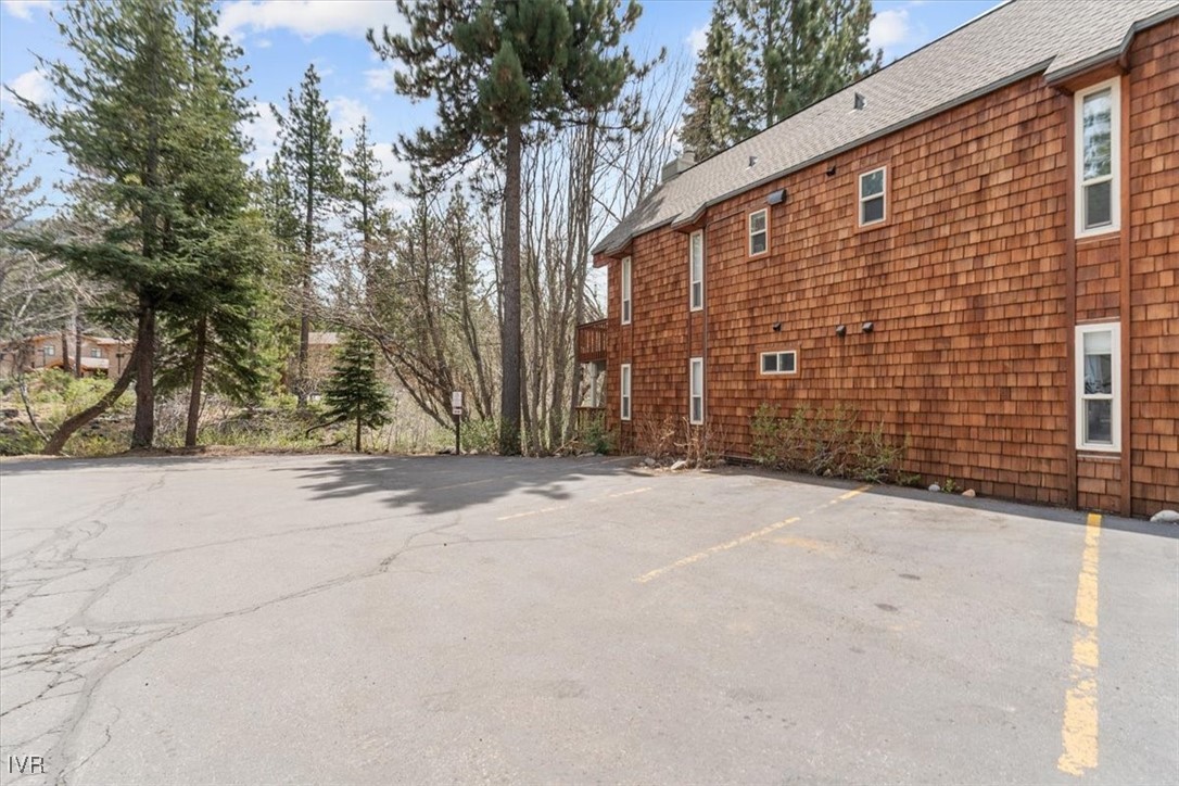 989 Tahoe Boulevard, Unit 20 Incline Village, NV 89451 - Photo 21 of 34 a backyard of a house with large trees