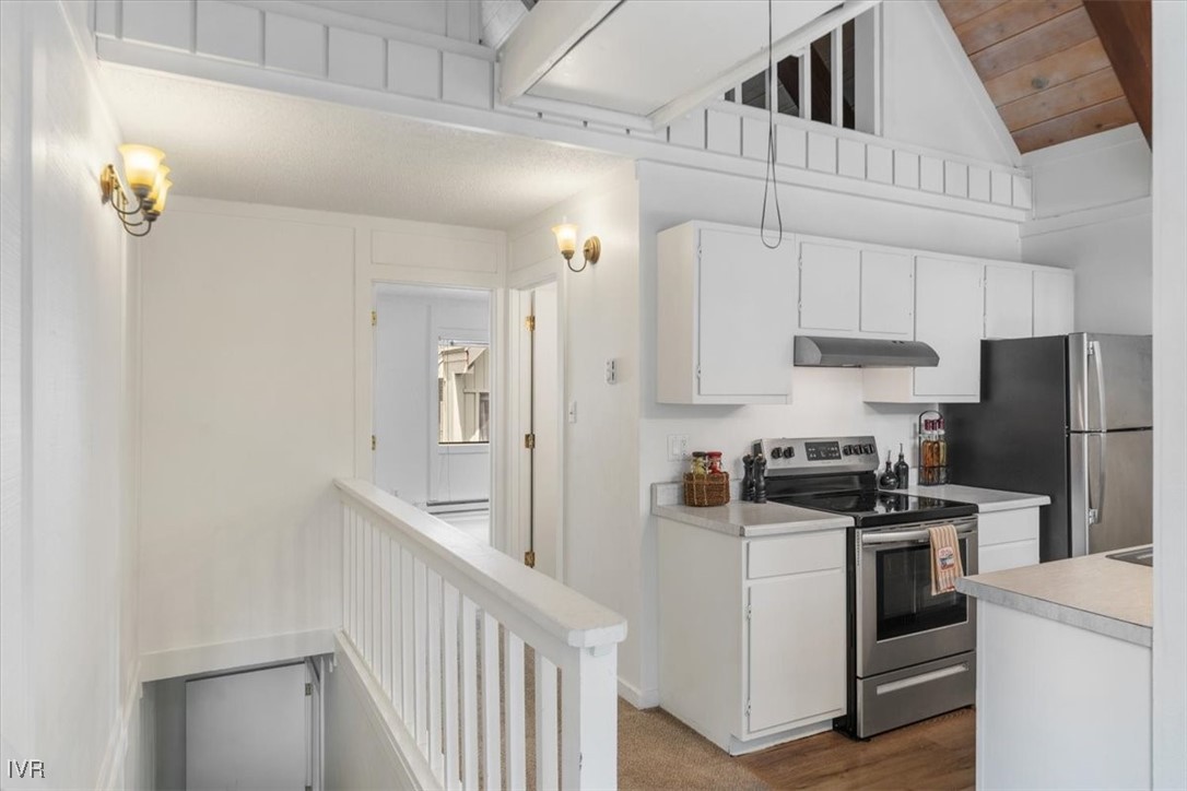 989 Tahoe Boulevard, Unit 20 Incline Village, NV 89451 - Photo 5 of 34 a kitchen with a stove a refrigerator and cabinets