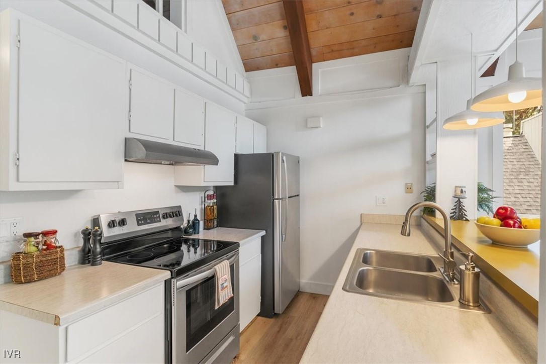 989 Tahoe Boulevard, Unit 20 Incline Village, NV 89451 - Photo 7 of 34 a kitchen with granite countertop a sink stove and refrigerator